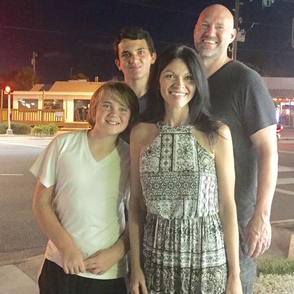 Meet your Posher, Courtney ☺️ - Picture 4 of 4